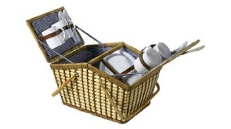 BAMBOO HOUSE-SHAPE PICNIC BASKET â€“ With cutlery, cups and plates for 4 people
